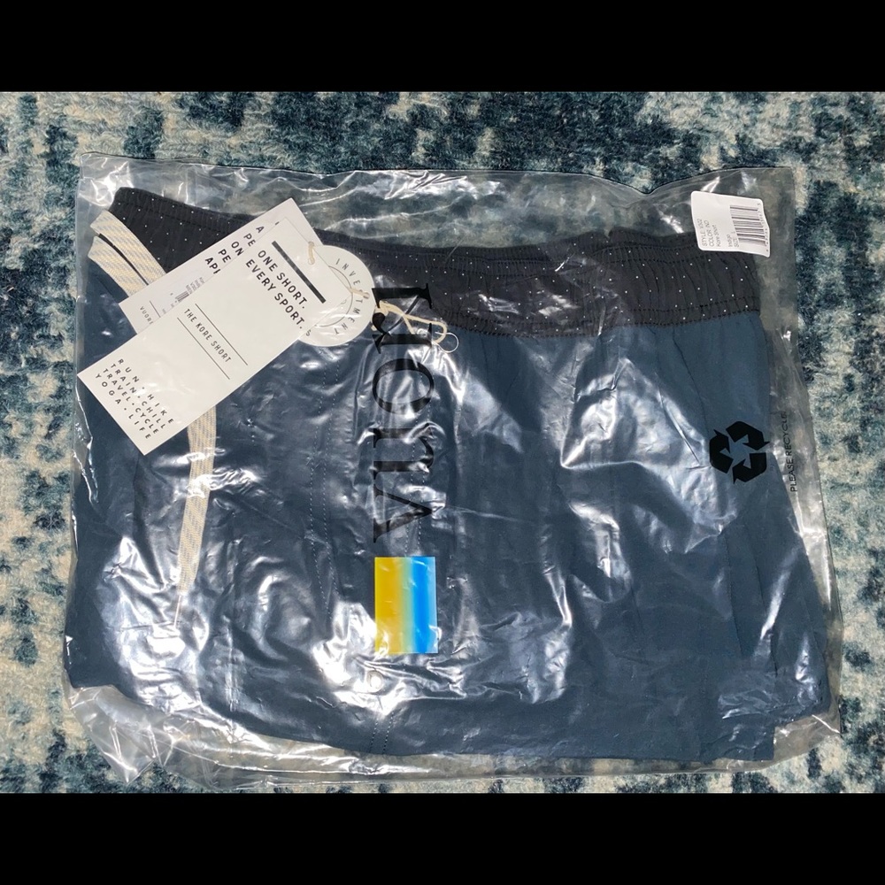Men’s VUORI KORE SHORTS In Indigo NWT Sz. L